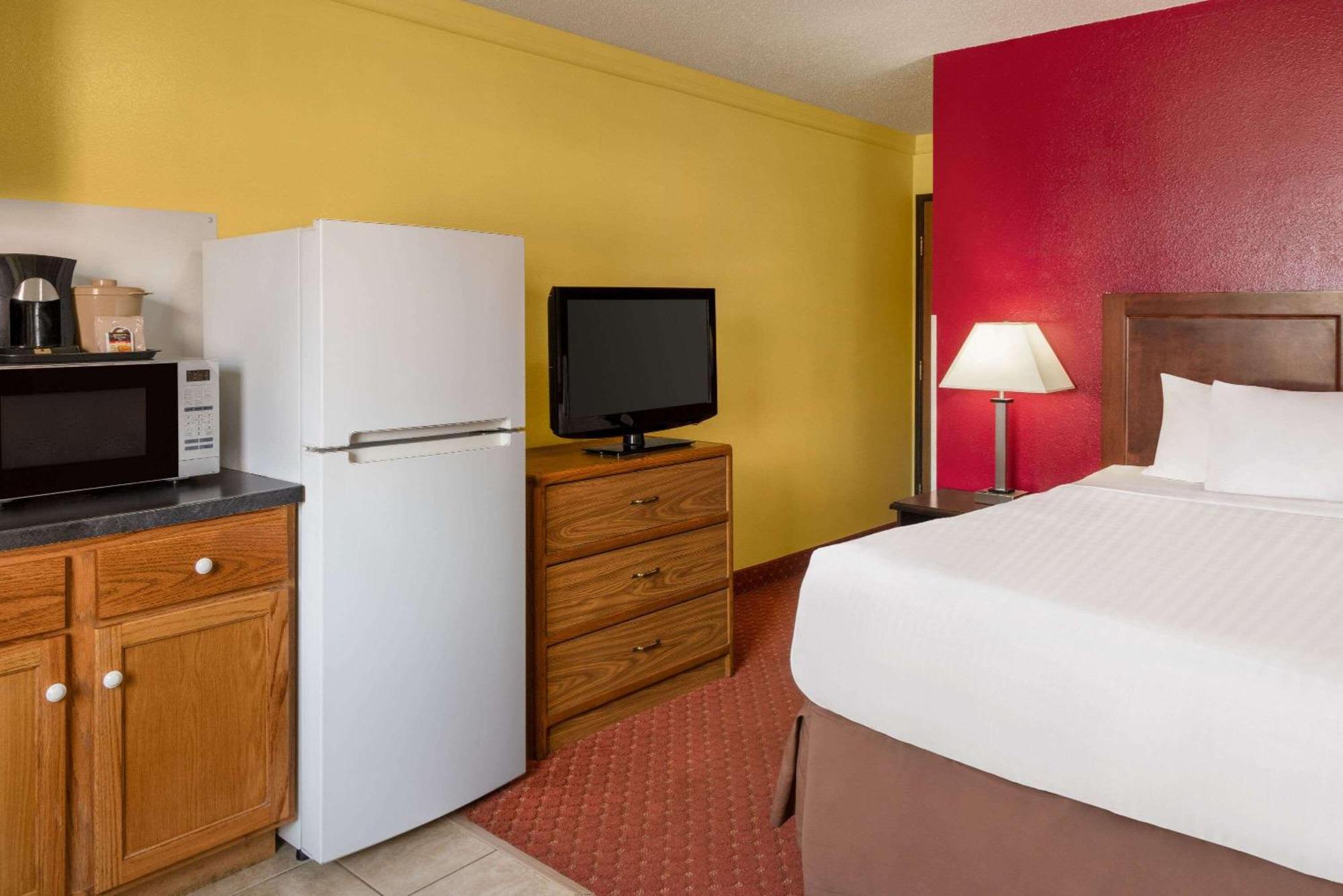 Baymont By Wyndham Cedar Rapids Hotel Kültér fotó