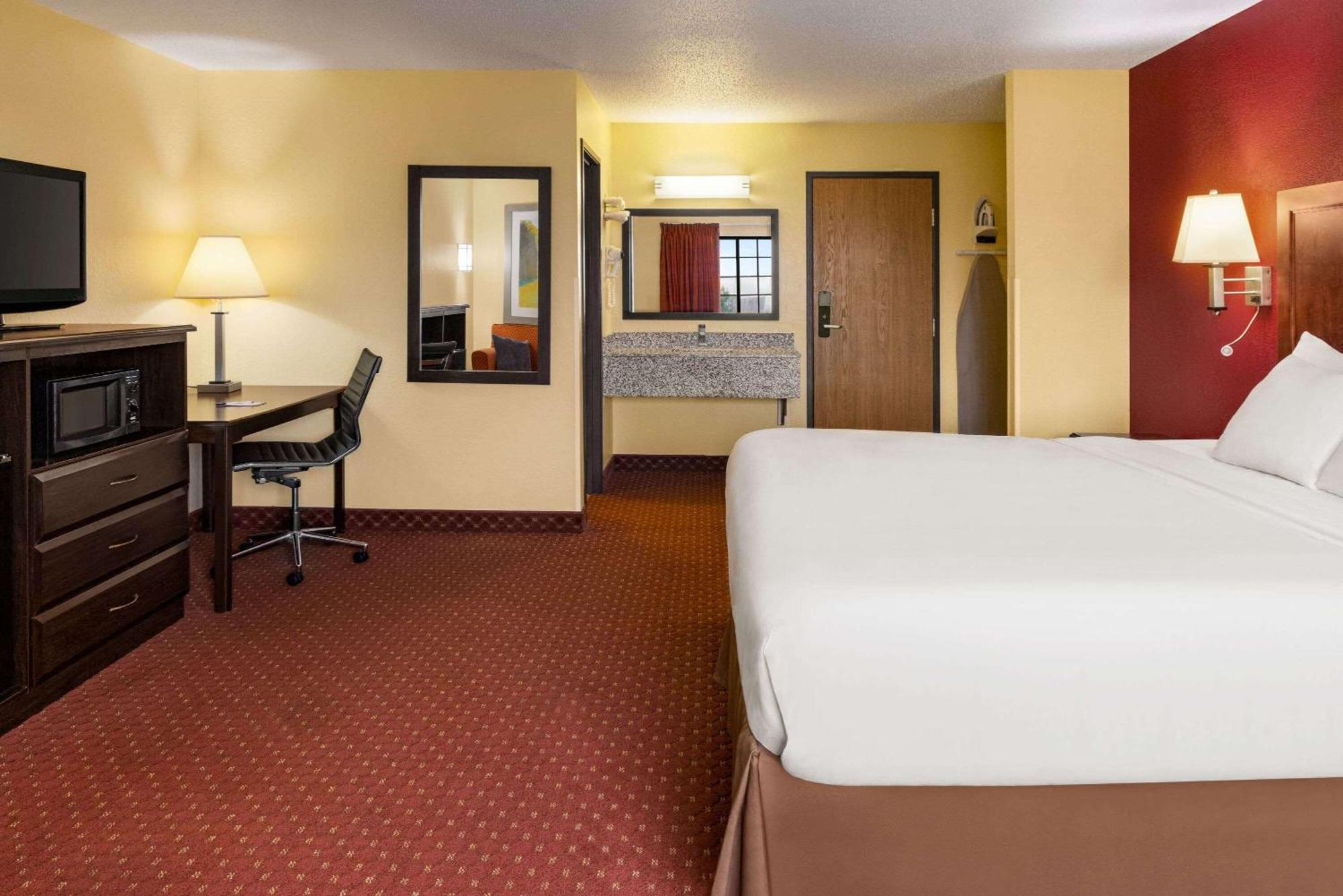Baymont By Wyndham Cedar Rapids Hotel Kültér fotó